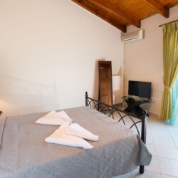 Cozy bedroom with a mountain view in Suite Thea